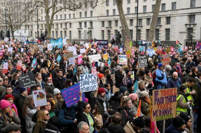 Dün Fransa, bugün İngiltere: 500 bin kişi sokağa indi!
