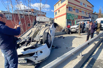 İstanbul’da feci kaza: 2 otomobil ve 1 motosiklet pert oldu!