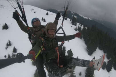  Artvin'de kar üzerinde yamaç paraşütü keyfi!