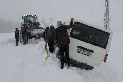 Kara saplanan araçtaki 3 kişi, 3 saat sonra kurtarıldı!