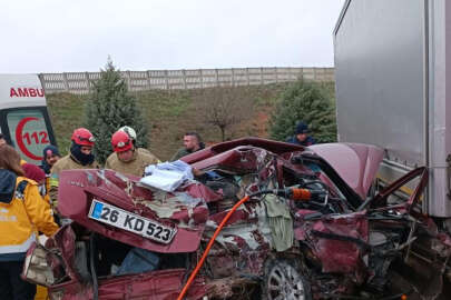 Bursa’da feci kaza! Otomobil ile kamyon çarpıştı: 5 ölü