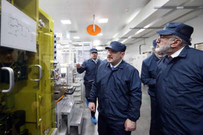 Bakan Varank pil üretim tesisinde!