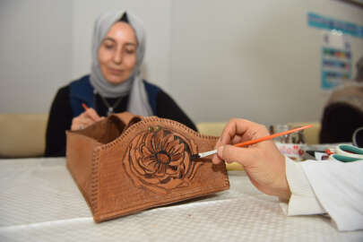 Bursa Yıldırım’da deri sanatının inceliklerini öğreniyorlar