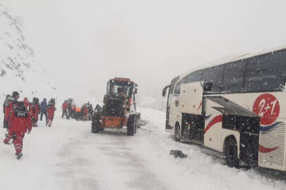 Deprem bölgesine giden ekip karda mahsur kaldı