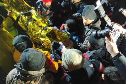 Enkaz altından 19 saat sonra sağ çıktı