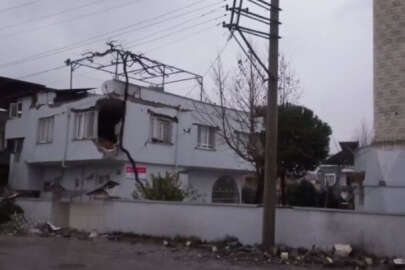 Osmaniye’de yıkılan minarenin ucu evin üzerine!..