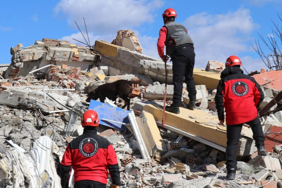 Depremde ikinci gün: Zamana karşı yarış!