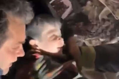 Enkaz altından kurtarılan 3 yaşındaki Miran'a hayat öpücüğü