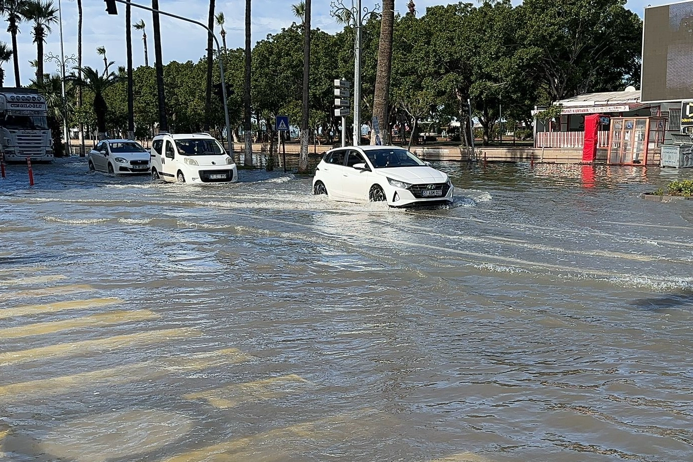 İskenderun'da deniz taştı: Sokaklar sular altında!