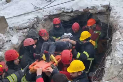 38 yaşındaki kadın enkazdan sağ çıktı!