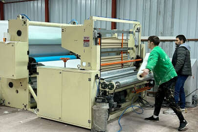 Bursalı öğrenciler deprem bölgesi için kağıt havlu üretiyor