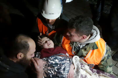 Depremde yıkılan apartmandan 3 çocuk sağ kurtarıldı