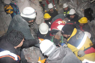 67 saat sonra sağ çıkarıldı, alkışla moral verdiler!