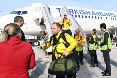 Alman kurtarma ekibini çiçeklerle karşılandılar