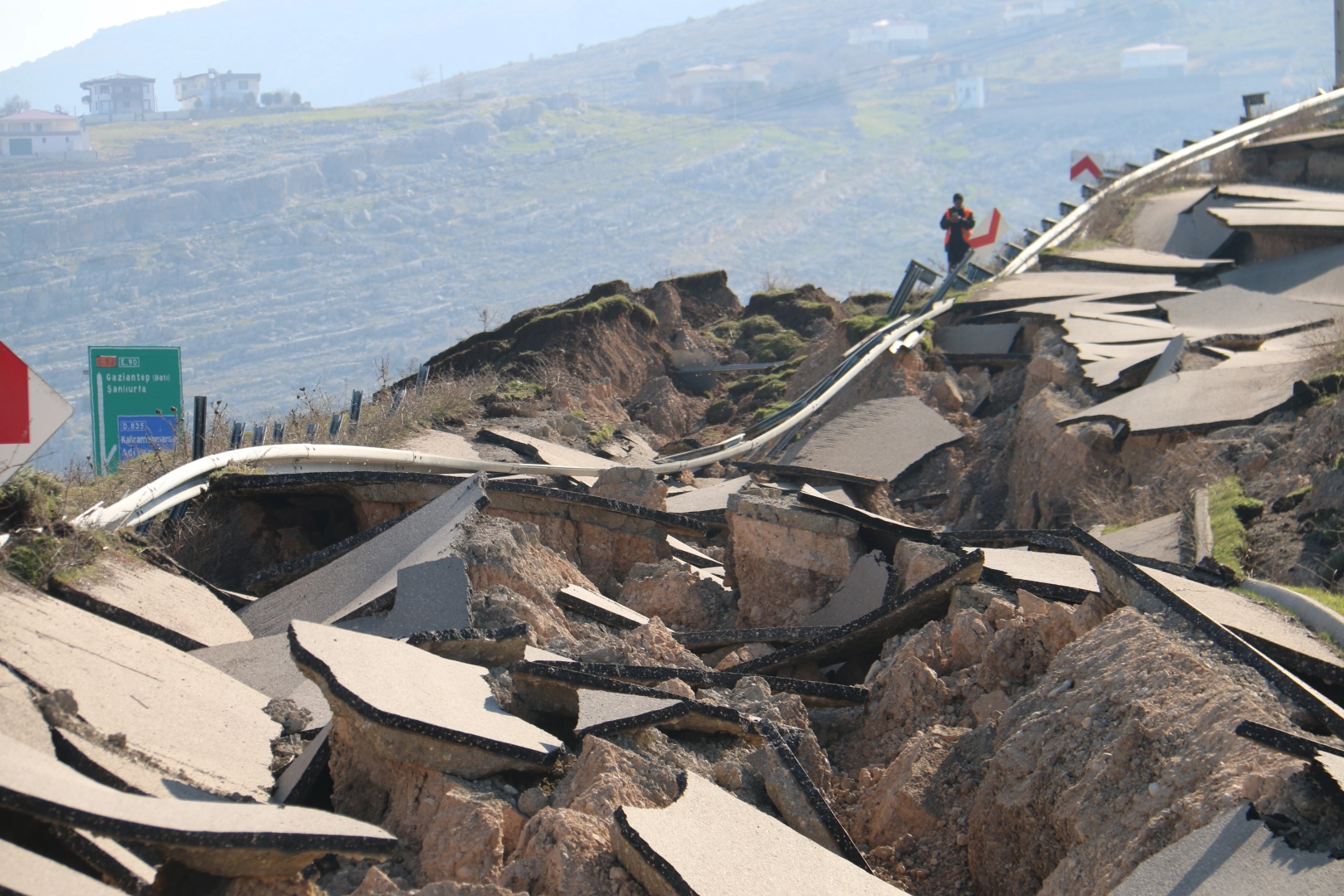 Korkunç manzara: Yol yarıldı, devasa çatlaklar oluştu!