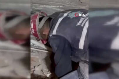 Madenci, enkazdaki kadının yüzünü böyle yıkadı!