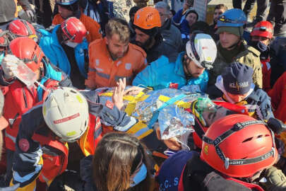 198 saat sonra enkaz altından bir mucize daha...