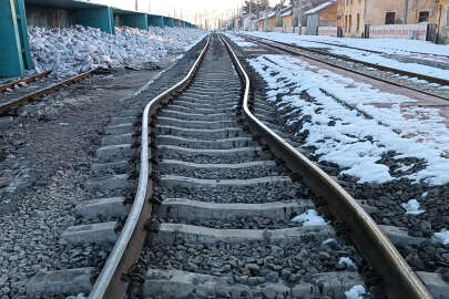 Deprem tren raylarını böyle büktü!