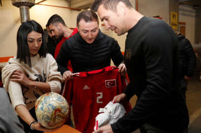 Emre Aşık milli takım formasını depremzedeler için...