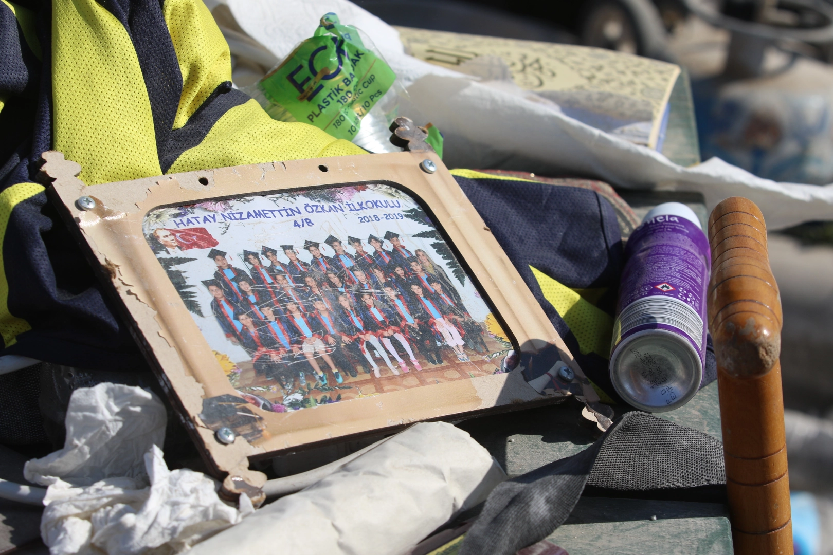 Enkazlardan çıkan hatıralar ağlattı!