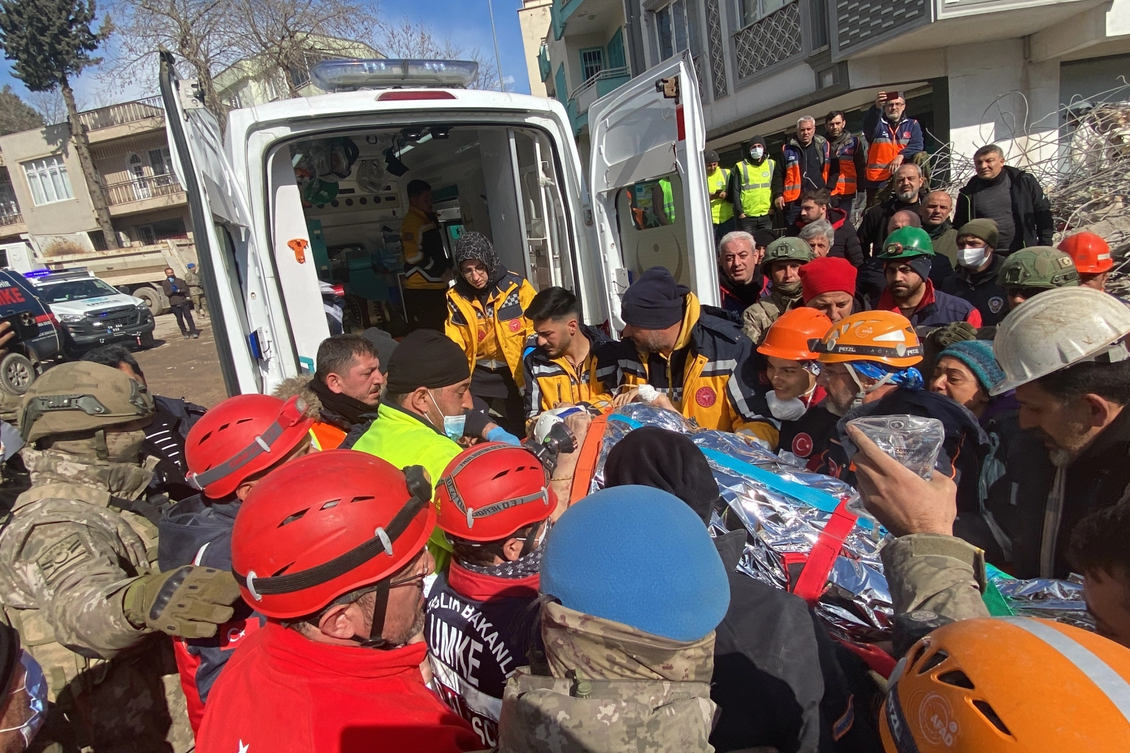 Cemile Teyzenin 227 saat sonra enkazdan kurtarma görüntüleri