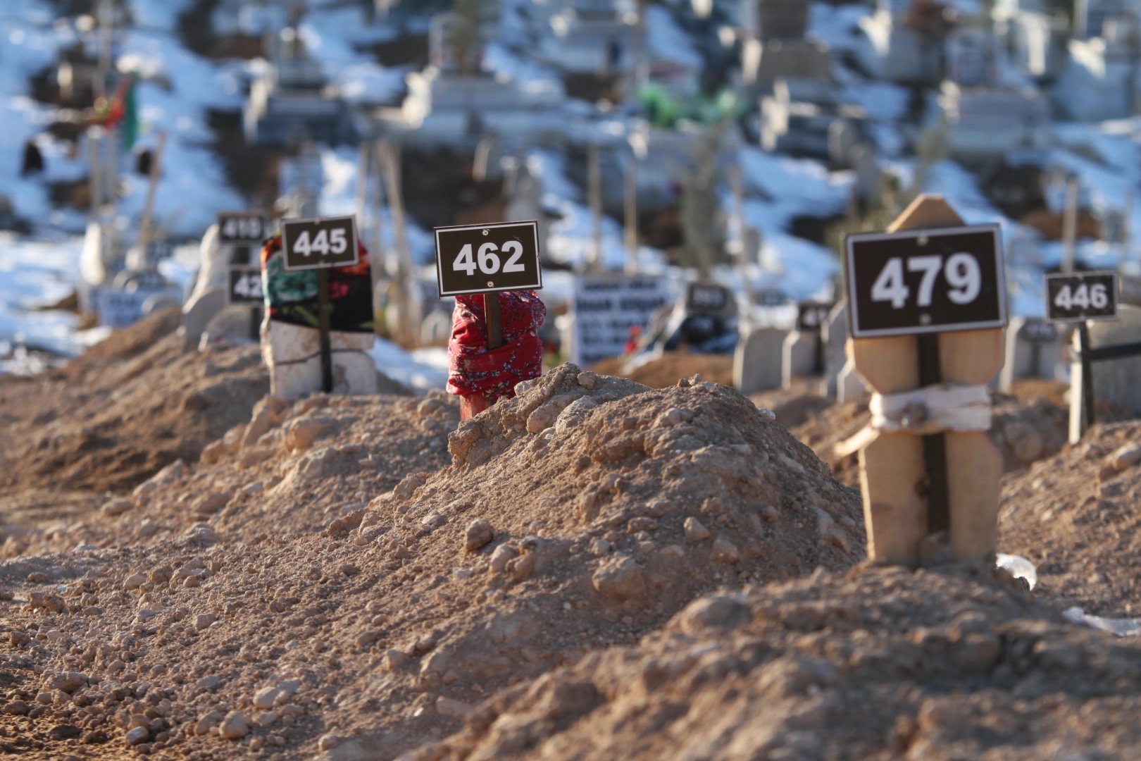 Deprem mezarlığında yürek yakan görüntüler!