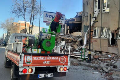 Şehrin her köşesine kokulu dezenfektan sıkıyorlar!