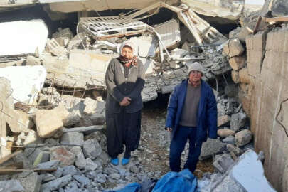 Sürünerek girip enkazın altındaki ineğini besliyor