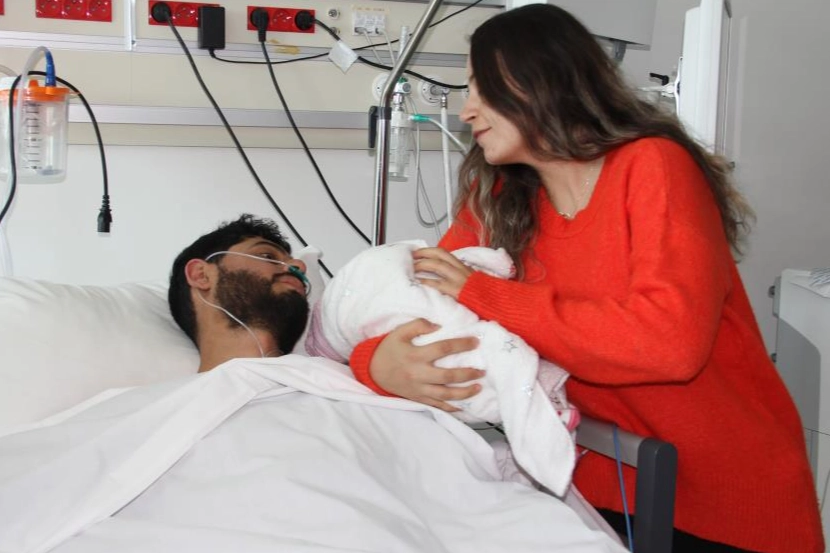 261 saat sonra kurtarılan baba, eşi ve bebeğiyle buluştu!