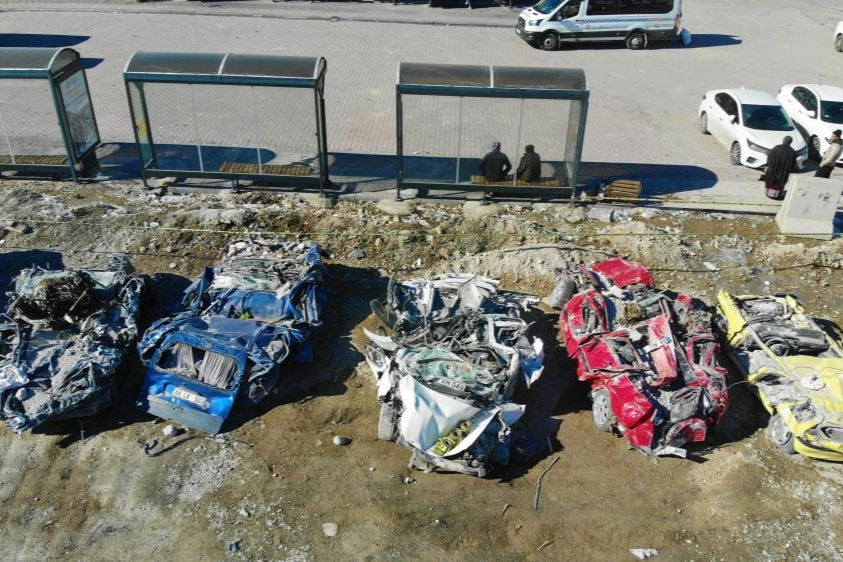Depremde milyonluk araçlar kağıt gibi ezildi