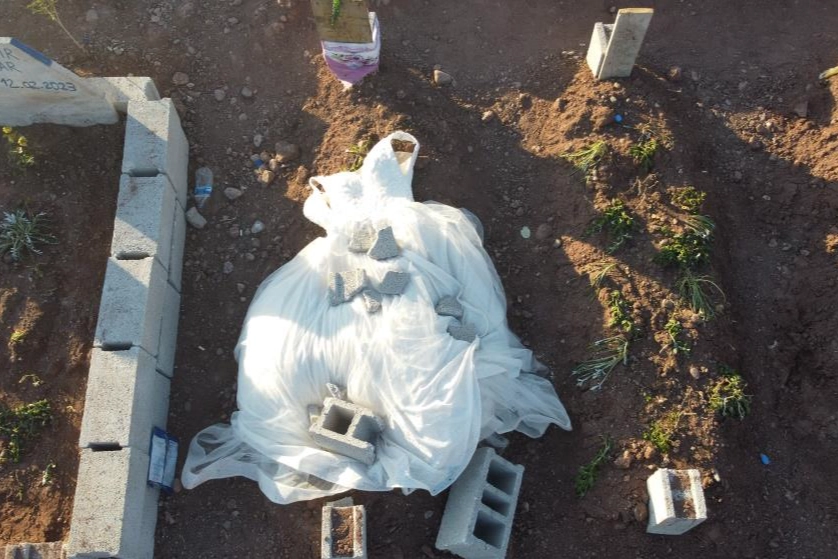 Deprem mezarlıklarında hüzün ve gözyaşı var