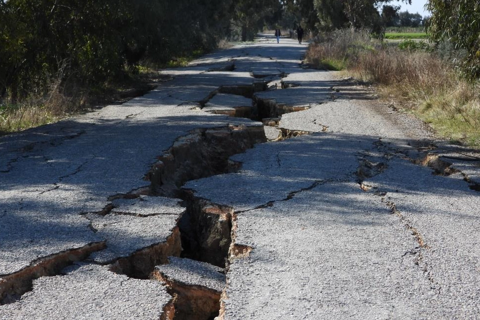 Hatay'da korkutan yarıklar!