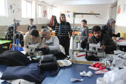 Okul kantininde depremzedelere kıyafet diktiler   