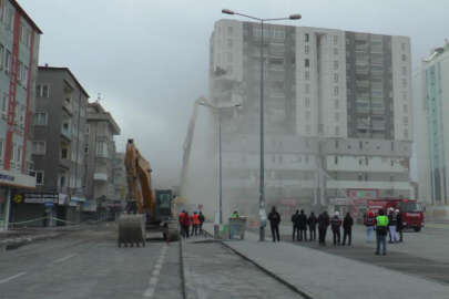  Kayseri'deki ağır hasarlı binalar yıkılıyor!