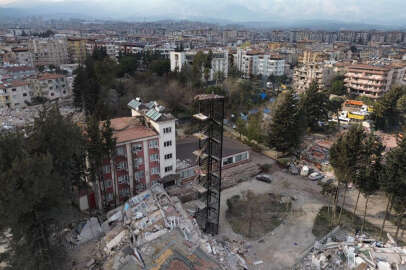 Bina yıkıldı, yangın merdiveni ayakta kaldı!