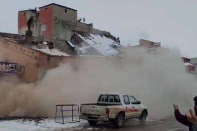 Depremde korku dolu anlar: Bina böyle çöktü!