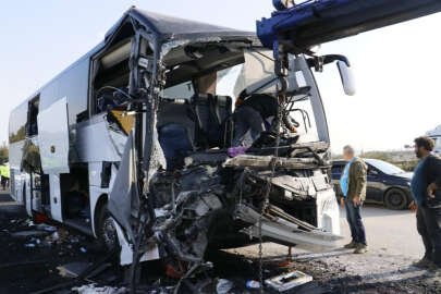 Depremzedeleri taşıyan otobüs kaza yaptı: 2 ölü!