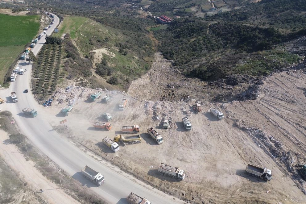 Hatay'da enkaz taşıma kuyruğu!