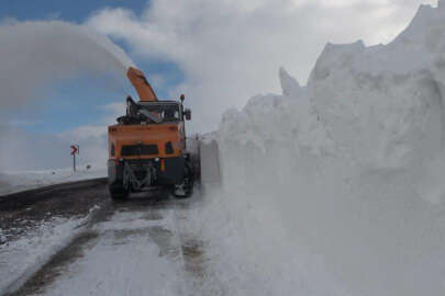 Kar kalınlığının 5 metreyi bulduğu yolda zorlu mesai