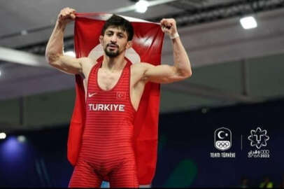 Milli güreşçi Kerem Kamal, Mısır'dan altın madalya ile döndü