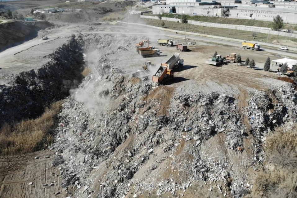 Yeni çevre sorunu: Enkaz dağı büyüyor!