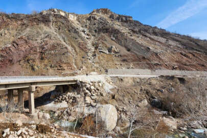 Depremde dağdan kopan dev kayalar yollara düştü
