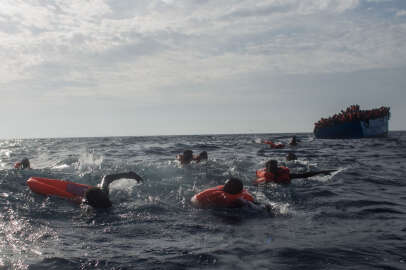 İtalya açıklarında göçmen faciası: Tekne battı, 30 ölü!
