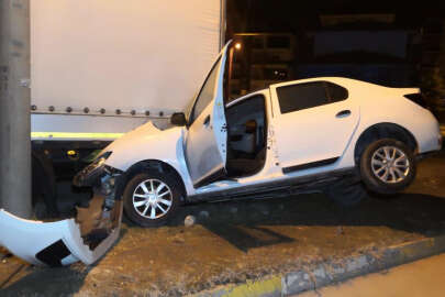 Otomobil tıra ok gibi saplandı!