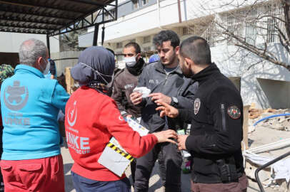 Sağlık Bakanlığı'ndan enkazda çalışanlara "maske" uyarısı   