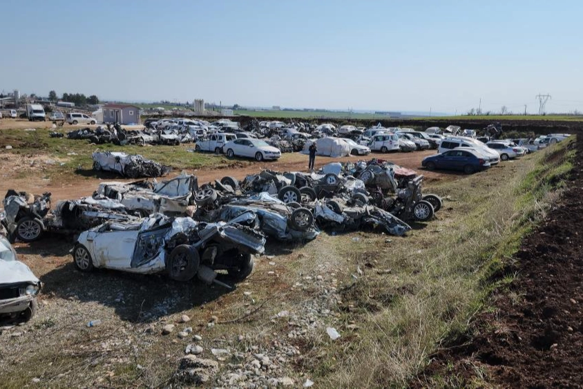Depremden geriye kalan araç mezarlığı!