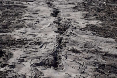 Depremle yarılan tarlalardan yüzeye su çıktı 
