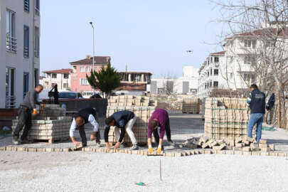 İznik’te kilitli parke taşı çalışmaları sürüyor