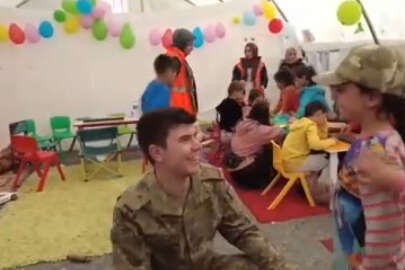 Depremzede çocuklara Mehmetçikten psikososyal destek