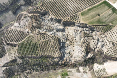 Hatay'daki 500 metrelik dev yarık uzaydan gözüküyor!